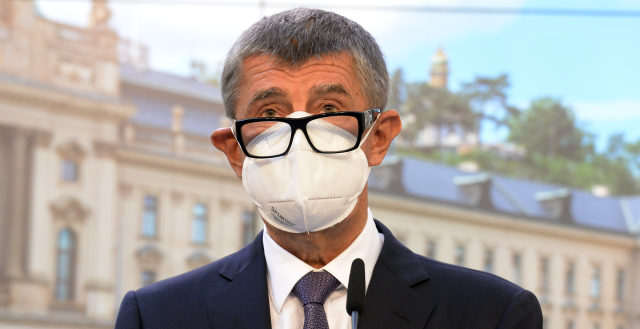 Andrej Babiš dostal vajíčkem do hlavy. Ve svém pořadu Čau lidi zmínil, že za vším stojí Piráti