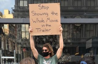 Něco pro&nbsp;pobavení: Tenhle chlapík proti něčemu neustále protestuje