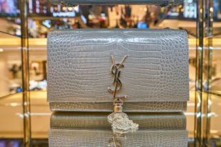 Nemít povolení na&nbsp;dovoz zboží se nevyplácí, ženě zničili kabelku za 424&nbsp;000 korun