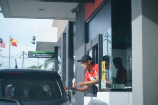 Na dálnici vznikl zmrzlinový drive-thru