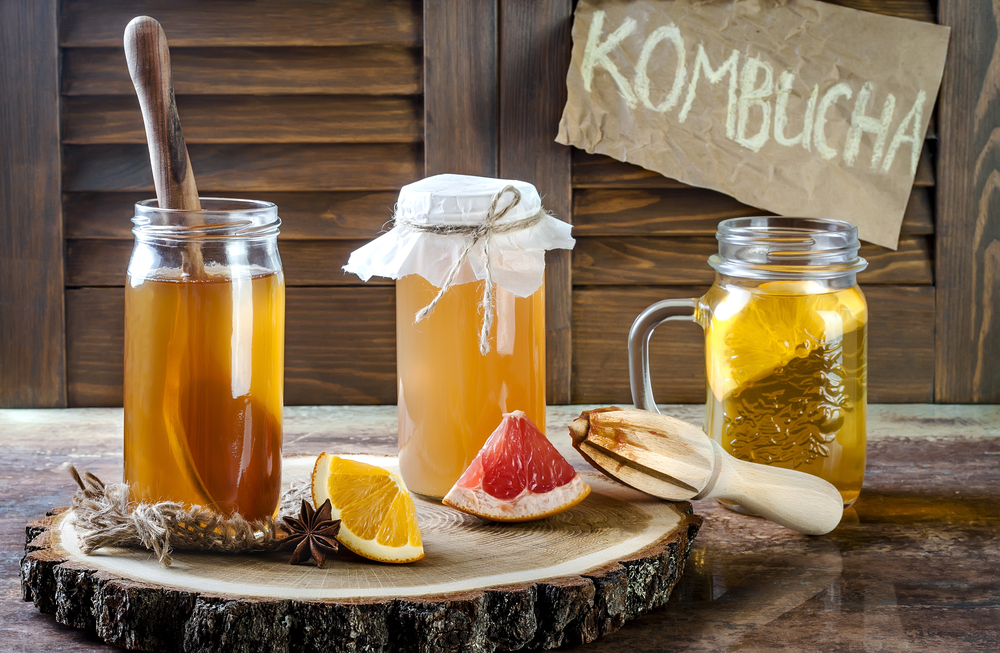 Delším kvašením kombuchy vznikne perlivý alkoholický nápoj
