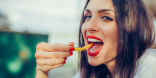 Řetězec McDonald’s&nbsp;zveřejnil návod, jak správně jíst hranolky s&nbsp;kečupem. Nejspíš jste to celý život dělali špatně