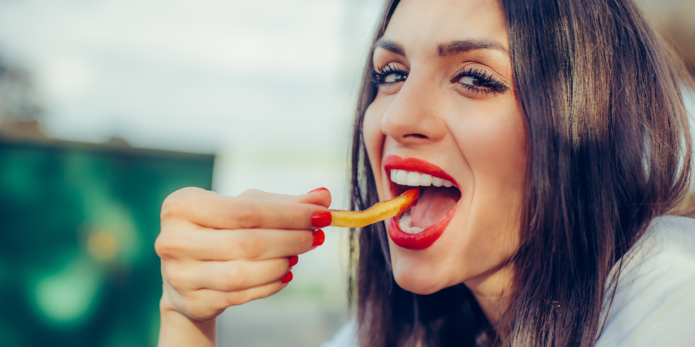 Řetězec McDonald’s&nbsp;zveřejnil návod, jak správně jíst hranolky s&nbsp;kečupem. Nejspíš jste to celý život dělali špatně