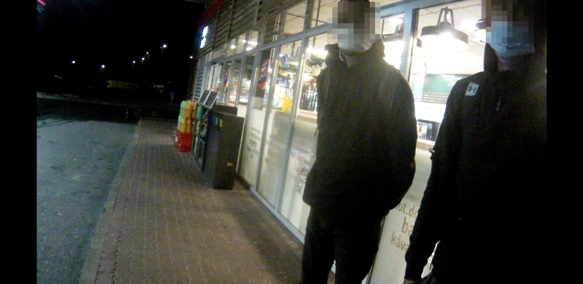 Středočeští celníci zadrželi u D1 dva migranty. Jeden z nich měl koronavirus