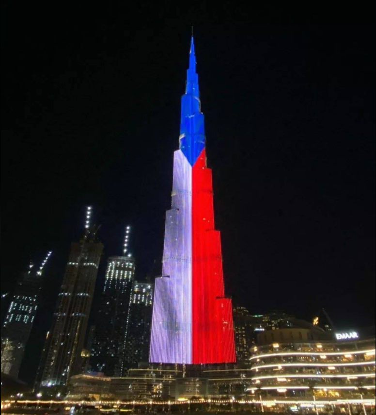 Nejvyšší mrakodrap světa v&nbsp;Dubaji rozsvítila česká trikolóra