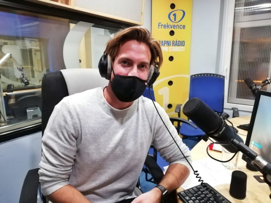 Ostříhej se sám: Používejte hřeben a&nbsp;postupujte podle tenkých pramenů, radí Tomáš Arsov