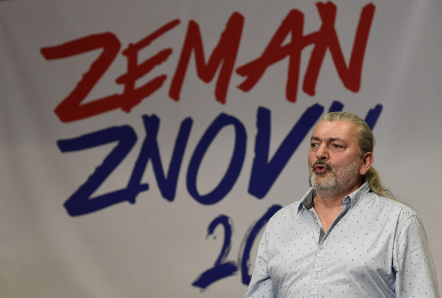 Konec přátelství mezi Hůlkou a&nbsp;Zemanem. “Zklamal jsi mě jako člověk i&nbsp;prezident,” vzkázal zpěvák hlavě státu