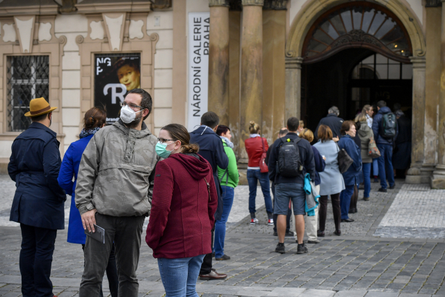 Pondělní zpřísnění proti koronaviru omezí kulturu, sport i školy