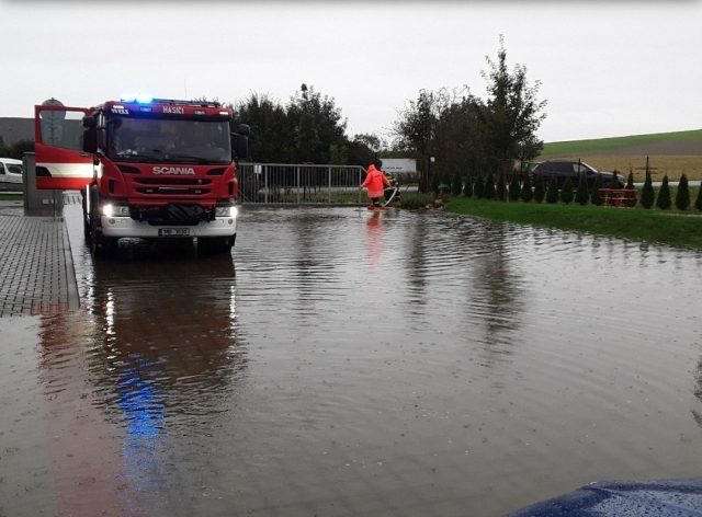 Na Moravě a&nbsp;ve východních Čechách se v&nbsp;noci rozvodnily řeky