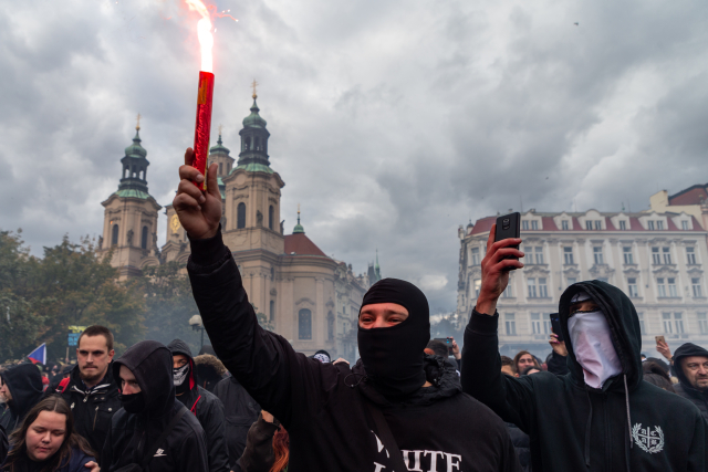 Protest odpůrců covidových opatření skončil bitkou s policií. Babiš chování demonstrantů odsoudil