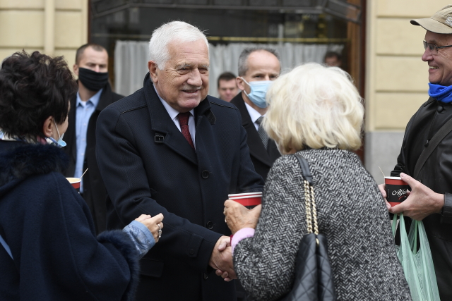 Klaus: Vláda opatřeními omezuje svobodu a&nbsp;likviduje ekonomiku