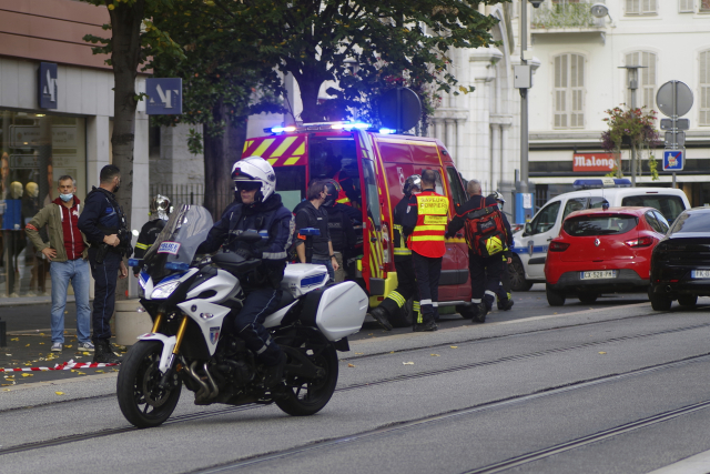 Útočník s nožem u kostela v Nice zabil tři lidi. S největší pravděpodobností jde o teroristický útok