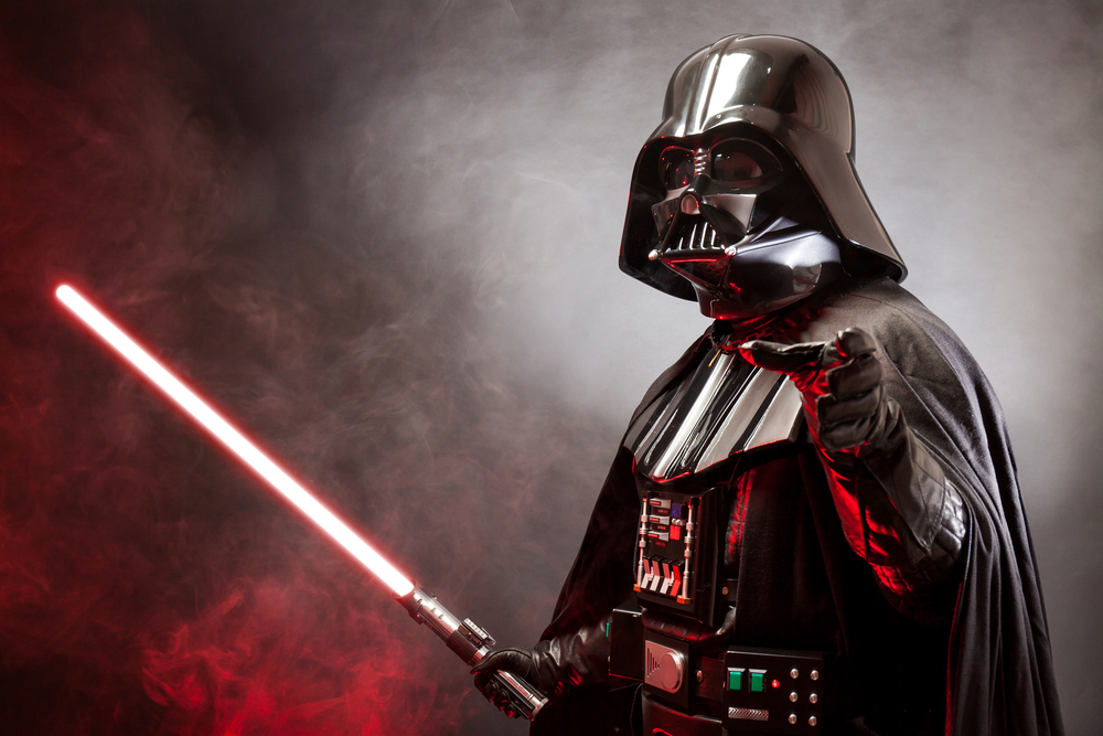 Muž si vyrobil neuvěřitelnou kopii meče ze Star Wars, rozřízne i&nbsp;ocelový plech