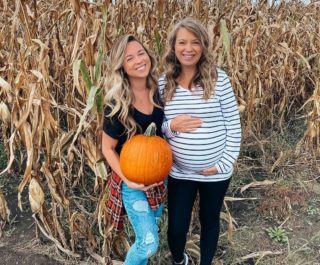 Žena porodila vlastní vnučku. Nabídla se dceři jako náhradní matka