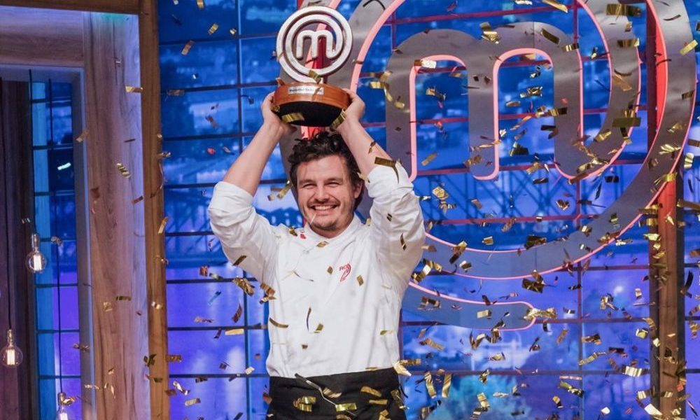 Vítězem MasterChef Česko 2020 se stal hokejista Roman. Porotu jeho výkon překvapil