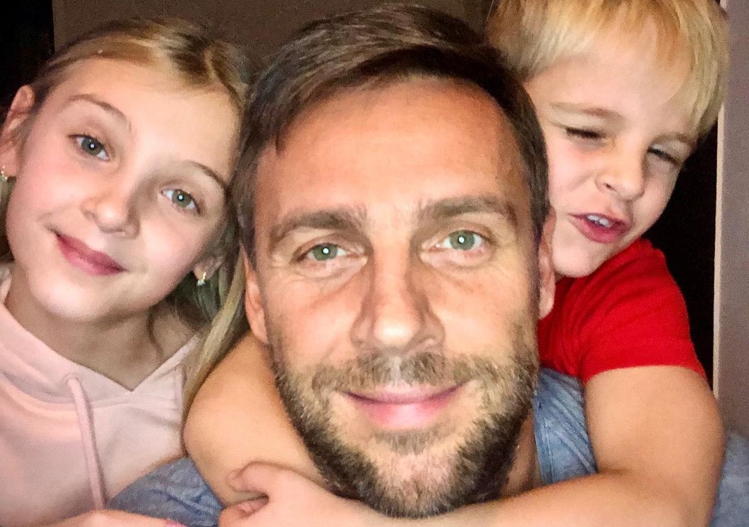 Roman Vojtek i&nbsp;s&nbsp;dětmi chytil koronavirus. Manželka v&nbsp;9.&nbsp;měsíci se k&nbsp;nim nesmí přiblížit