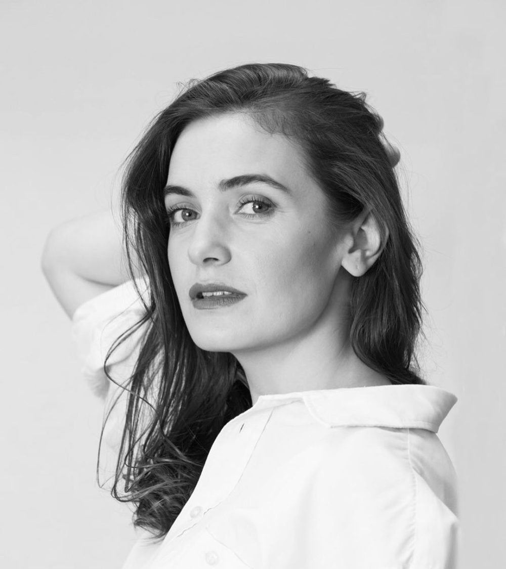 Půvabná herečka, Sarah Haváčová, oblékla ochranný oblek, respirátor a&nbsp;vydala se pomáhat do nemocnice