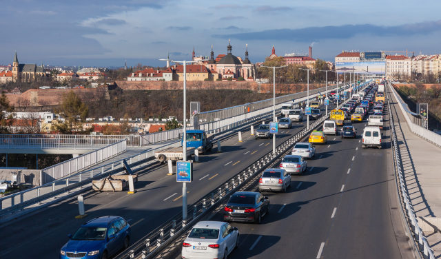 Řidič jel v&nbsp;protisměru a&nbsp;následně auto “zaparkoval” na&nbsp;schodech v&nbsp;parku