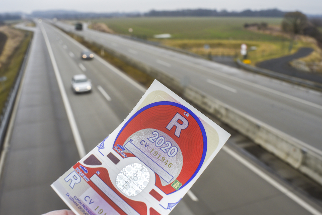 Papírovým dálničním známkám brzy odzvoní. Od prosince si pořídíte už jen elektronické