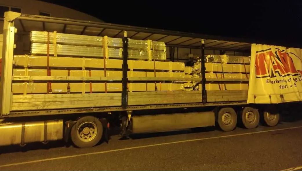 Migranti z Maroka se skrývali v podvozku kamionu, na Vysočině je zadržela policie