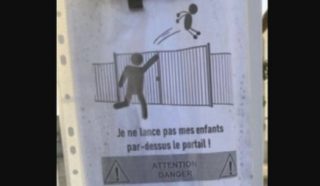 Neházejte děti přes plot. Svéráznost některých rodičů v&nbsp;Avignonu nyní zakazuje nová cedule