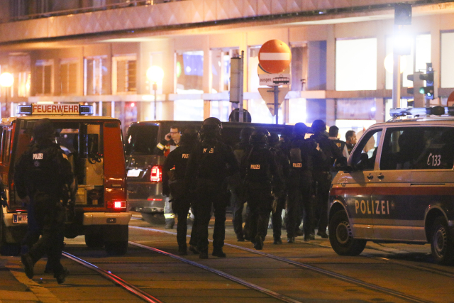 Při teroristickém útoku ve Vídni zemřel civilista a jeden útočník