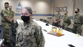 Do Česka dorazili britští zdravotníci. Pomohou nám v&nbsp;boji s&nbsp;koronavirem