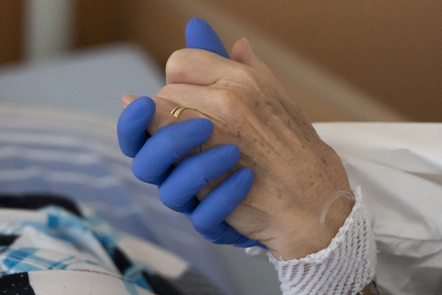 Kvůli zákazu návštěv v&nbsp;nemocnicích jsou pacienti více osamělí a&nbsp;hůř se uzdravují