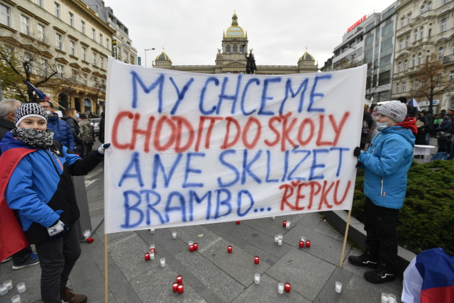 V Praze protestují stovky lidí proti vládním opatřením