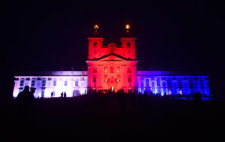 Některé budovy v&nbsp;ČR budou večer svítit barvami trikolory