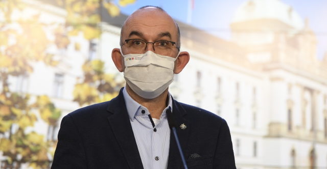 Blatný: Proti covidu bude komerční vakcína. V české není důvod pokračovat
