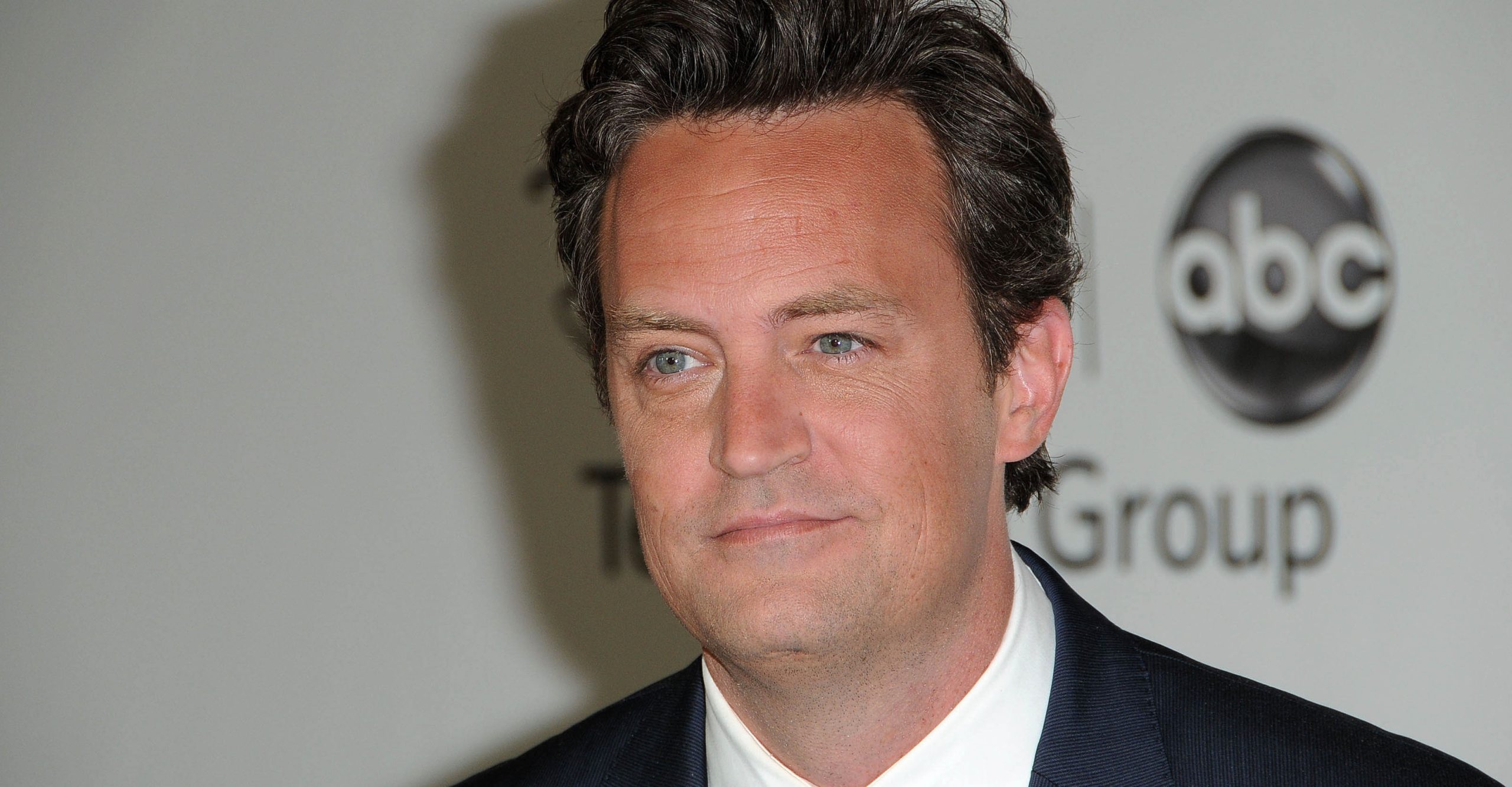 Konec staromládeneckého života? Matthew Perry se zasnoubil s mladou kráskou