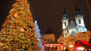 Strom na&nbsp;Staroměstském náměstí v&nbsp;Praze se neplánovaně rozsvítil bez diváků