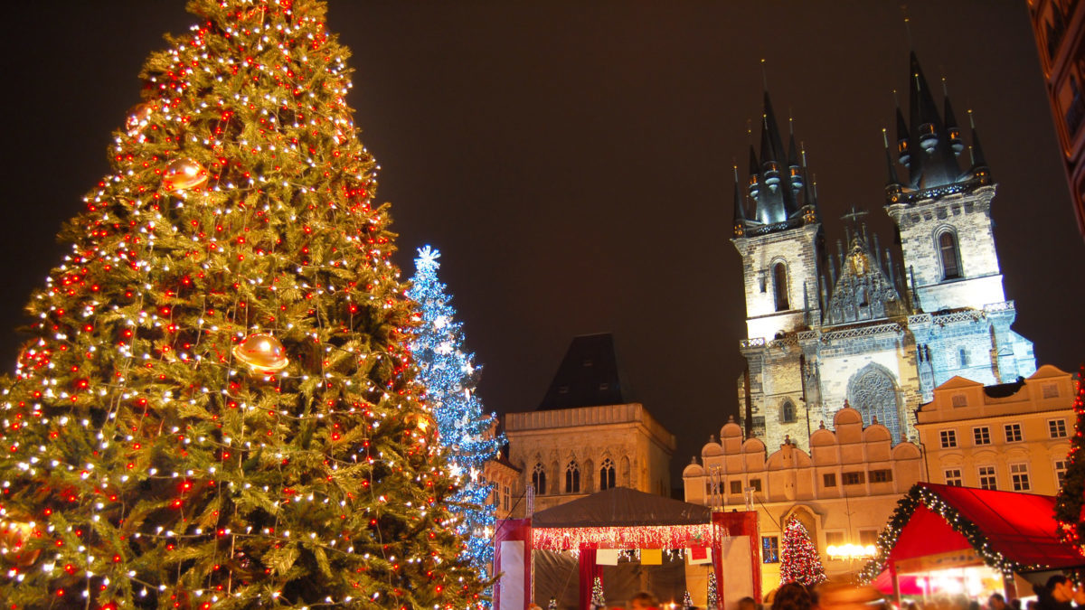 Strom na&nbsp;Staroměstském náměstí v&nbsp;Praze se neplánovaně rozsvítil bez diváků
