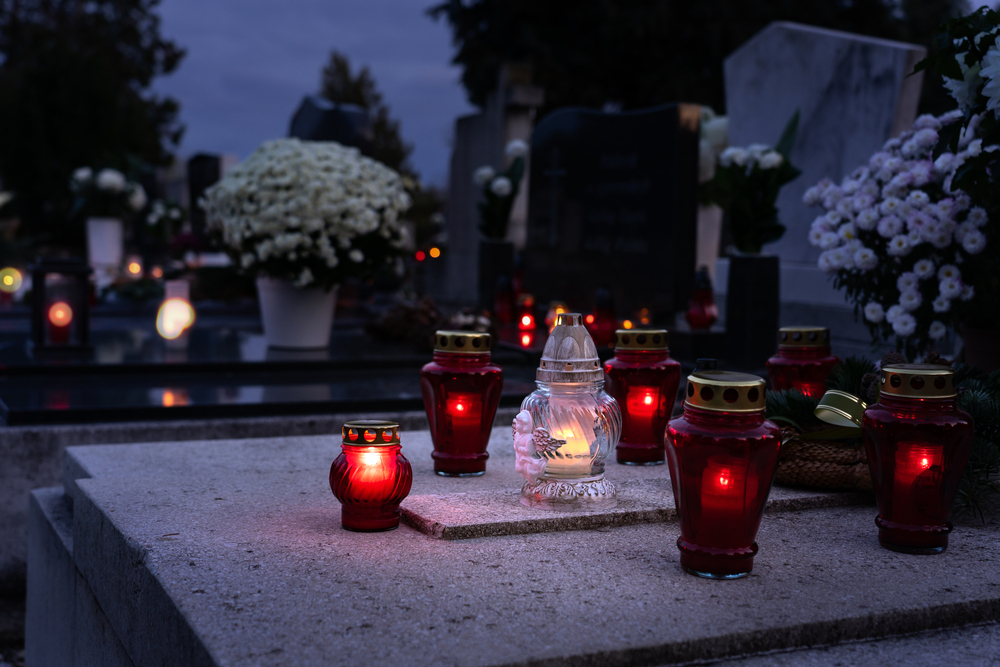 Památka zesnulých, lidé vzpomínají na&nbsp;zemřelé. Letos je výrazně ovlivňují vládní nařízení