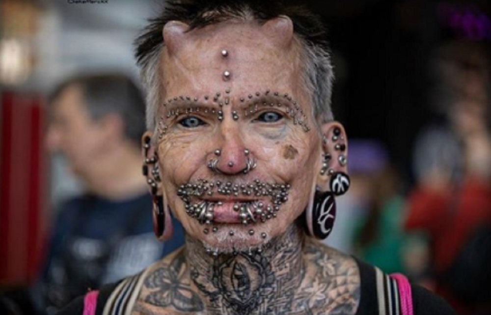 Připomíná démona: Tenhle chlapík prodělal nejvíc piercingů na světě