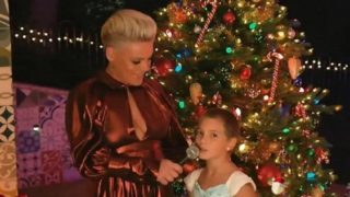 Takhle se dědí talent: Dcerka slavné zpěvačky ukázala, jak zpívá koledy