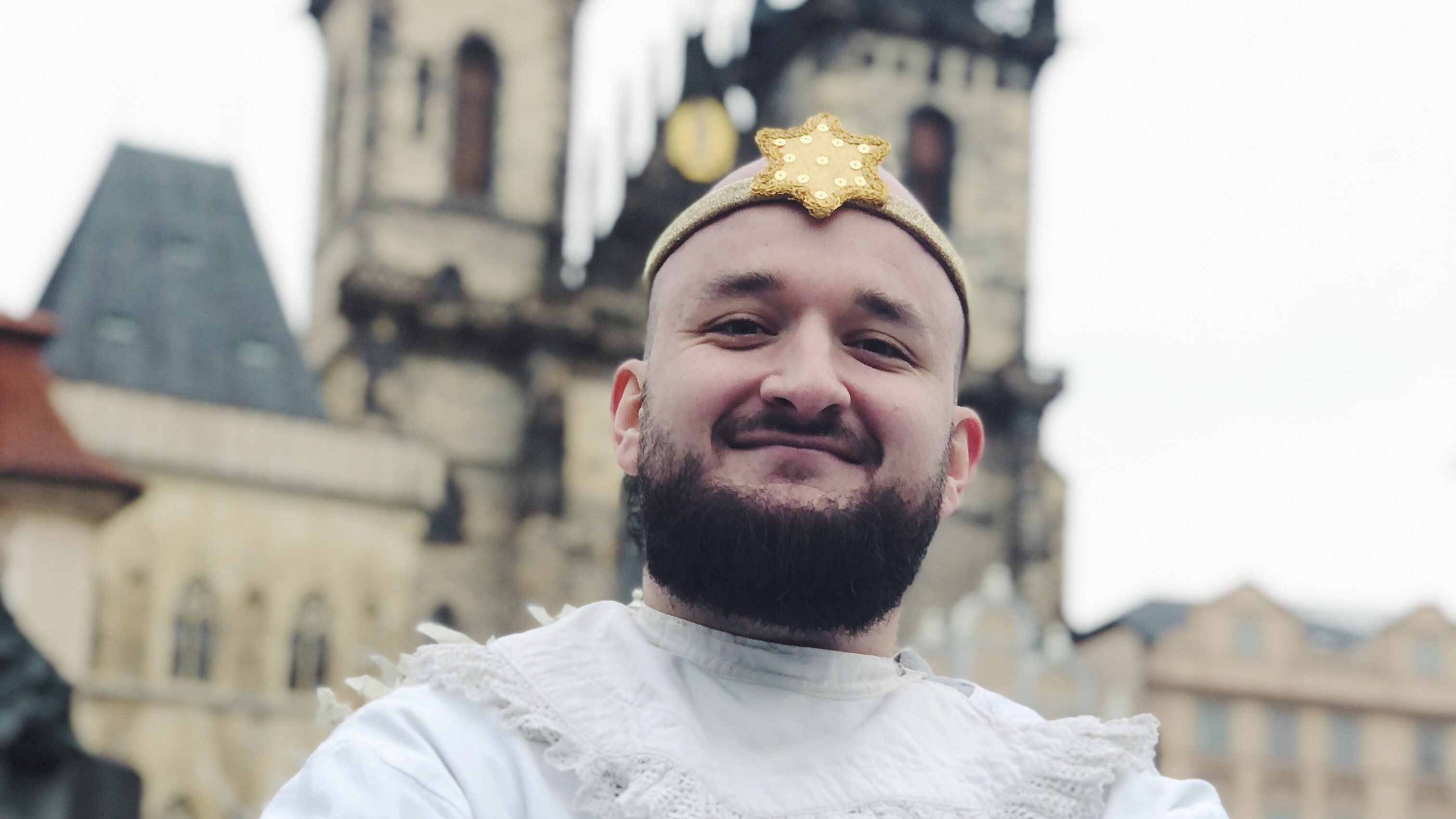Pokáč se proměnil v&nbsp;Anděla a&nbsp;vydal se na&nbsp;inspekci předvánoční Prahy