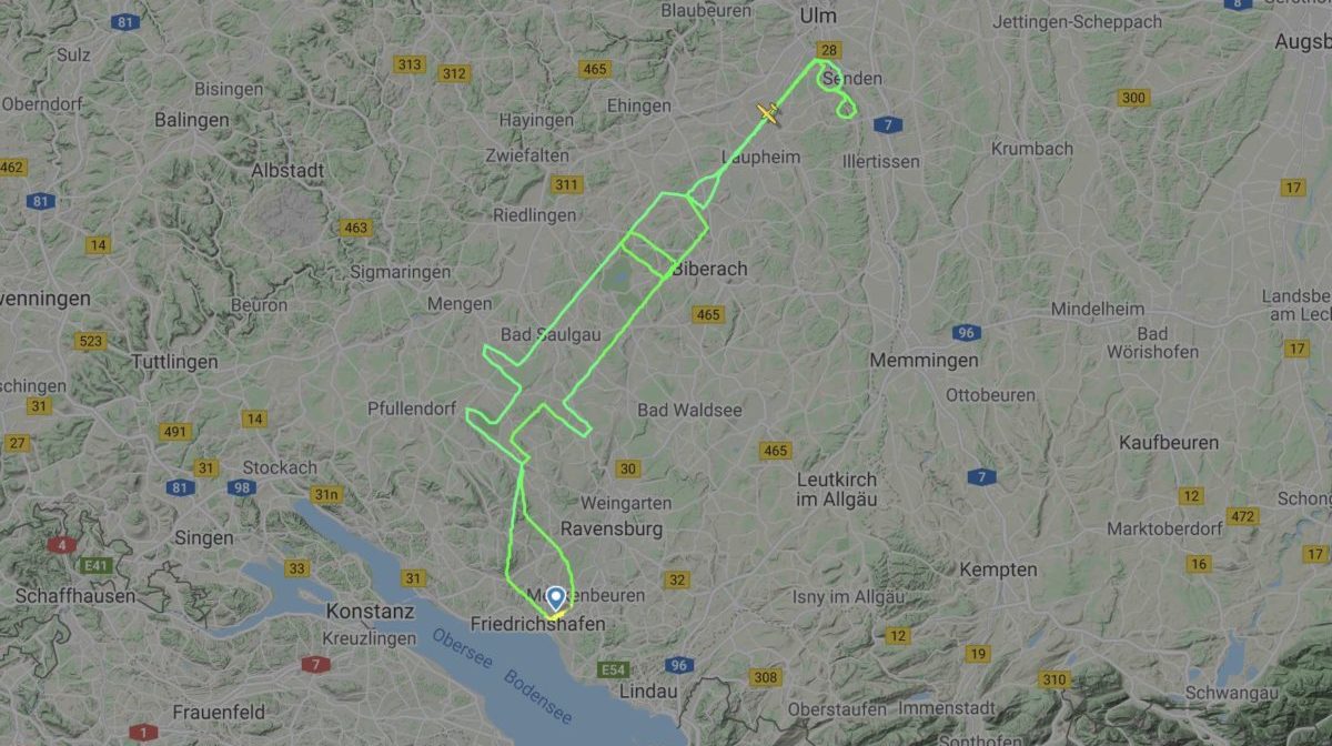 Německý pilot vykroužil na nebi obří injekční stříkačku