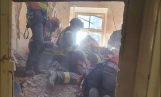 Chorvatští hasiči vytáhli z&nbsp;trosek po&nbsp;zemětřesení živou dívku. Byla pohřbena pod cihlami a&nbsp;betonem