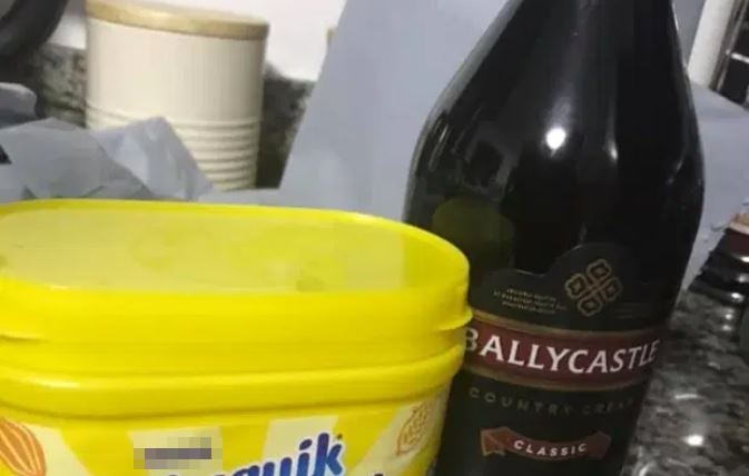 Vychytávka za pár korun. Místo drahých příchutí si maminky do Baileys sypou kakao