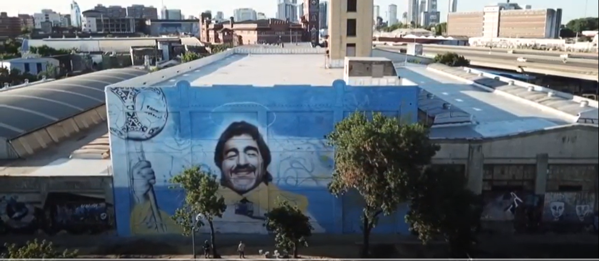 »Svatý Diego«: Maradona má novou nástěnnou malbu v ulicích Buenos Aires