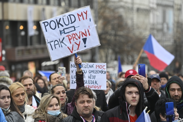 V centru Prahy protestovaly stovky lidí proti vládním opatřením