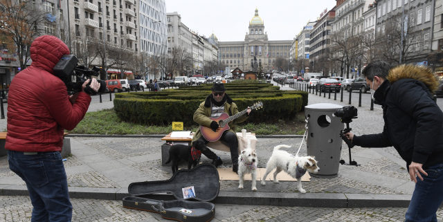 Petr Janda si v&nbsp;novém videoklipu k&nbsp;písni Nemám páru zahrál bezdomovce