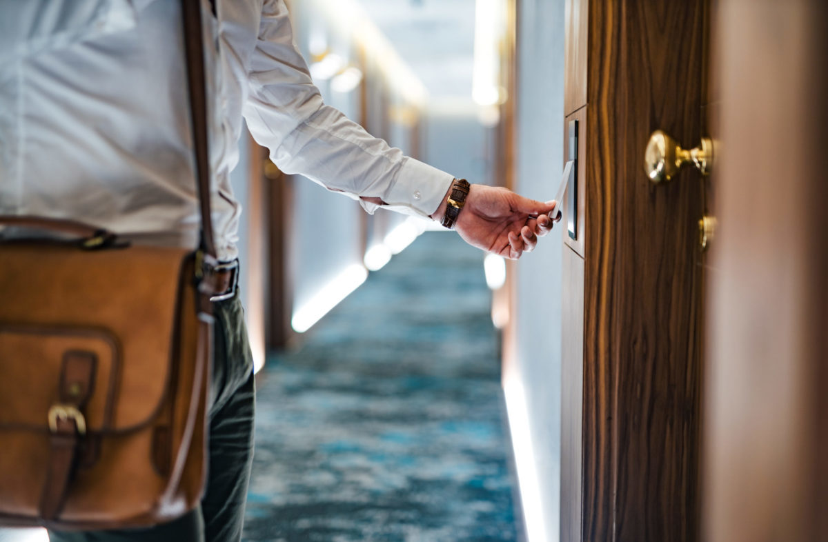 Osm sekund mimo hotelový pokoj muže v&nbsp;karanténě stálo desetitisíce korun