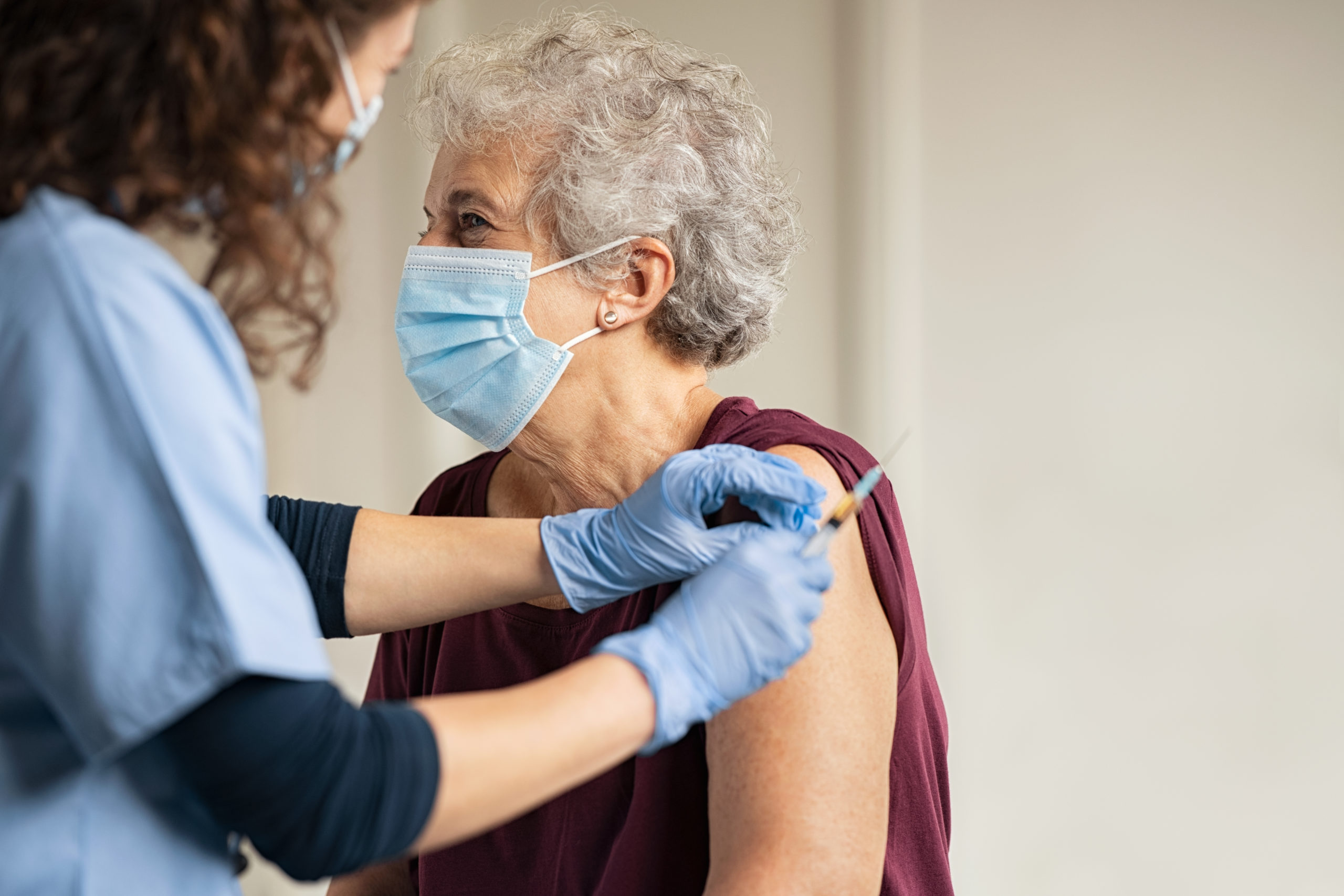 Šíření covidu v ČR zpomaluje, naočkováno je přes 70 tisíc lidí