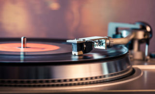 Znovuzrození vinylových desek a&nbsp;kazet. Jejich prodej raketově vzrostl