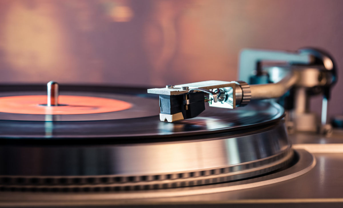 Znovuzrození vinylových desek a kazet. Jejich prodej raketově vzrostl
