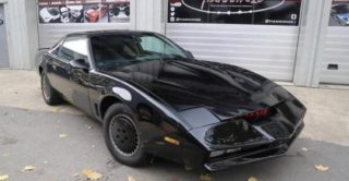 Nejznámější auto světa KITT je na&nbsp;prodej! Novému majiteli jej David Hasselhoff doručí osobně