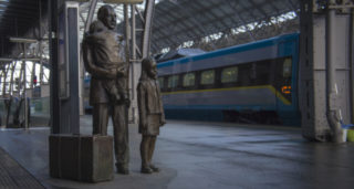 Wintonova socha na&nbsp;hlavním nádraží v&nbsp;Praze má opět poničené brýle